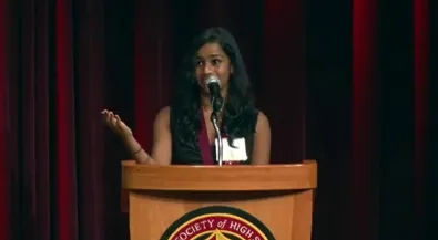 Girlatpodiujmspeakingtocrowd_2022